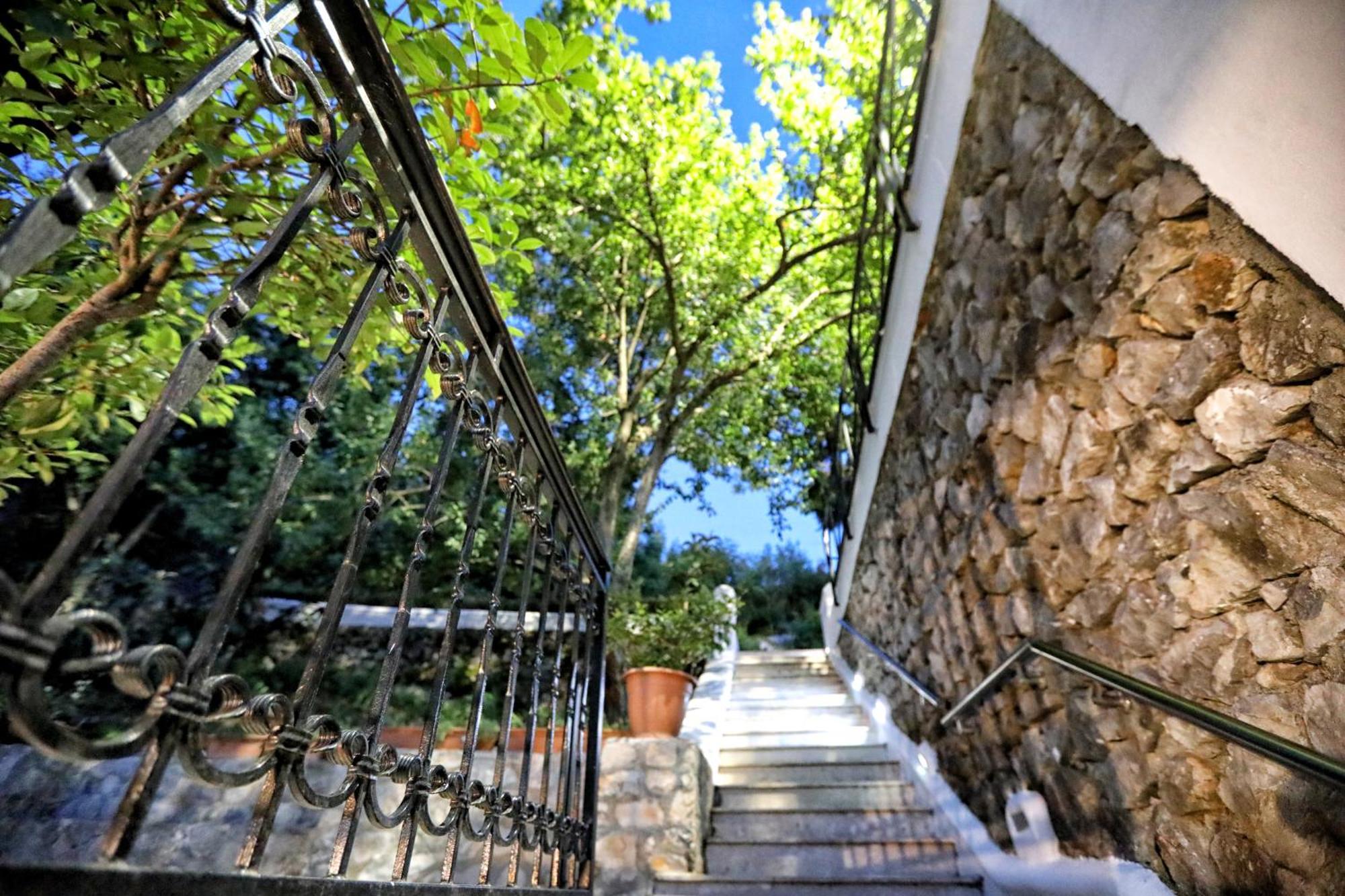 Hotel Labiatan Zogaji Extérieur photo
